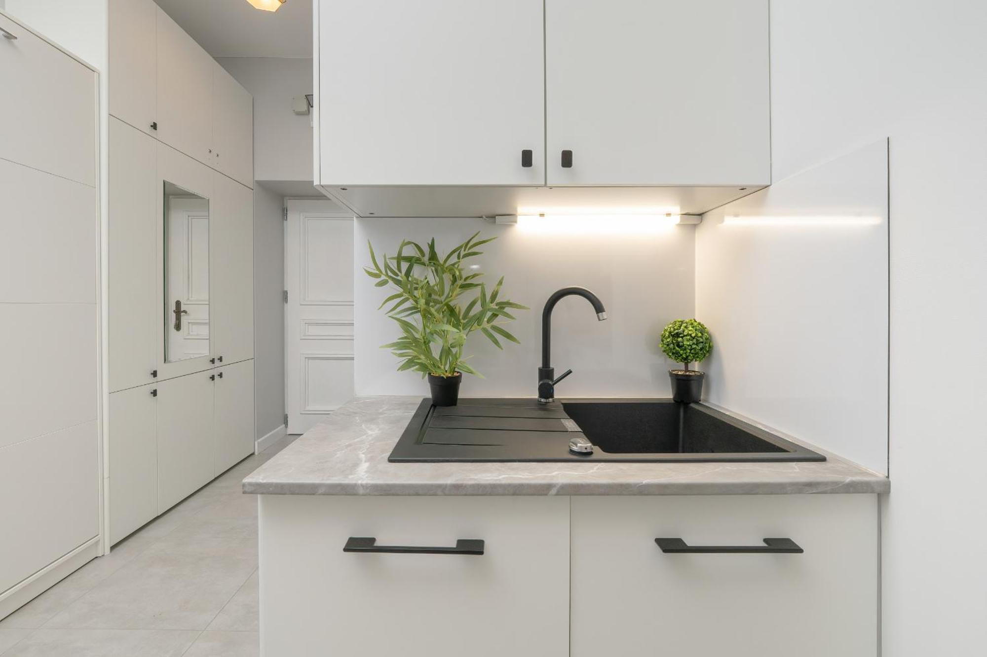Charming In The Center Of By Renters